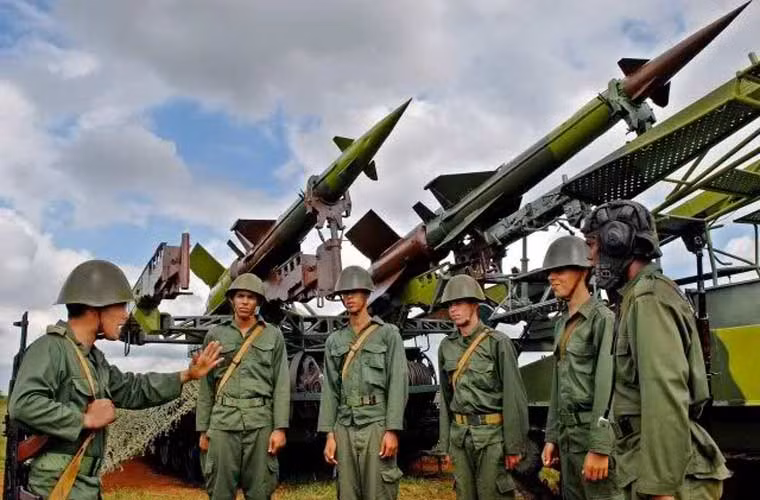 Các bệ phóng đồ sộ của tổ hợp S-125 Pechora (SA-3) cũng được người Cuba “chịu khó” lắp lên xe tăng.