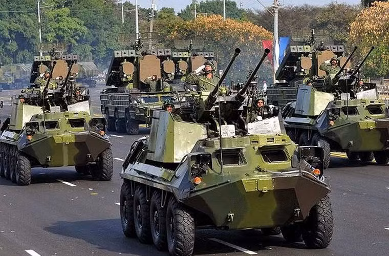 Pháo hai nòng 37mm được lắp lên khung gầm BTR-60 tạo thành tổ hợp pháo phòng không tự hành.