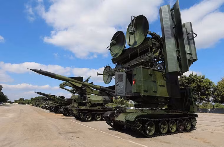 Không chỉ cải tiến vũ khí lục quân, Quân đội Cuba còn tích cực nâng cấp vũ khí phòng không. Điển hình là việc thiết kế lắp đặt các thành phần tổ hợp tên lửa đối không lên khung bệ bánh xích. Nguồn ảnh: worldmilitaryintel