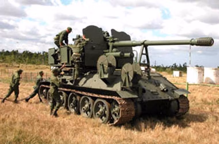 Lĩnh vực pháo tự hành của Quân đội Cuba cũng được “đầu tư cải tiến mạnh mẽ”. Trong ảnh, khẩu pháo phòng không KS-19 100mm được tích hợp lên khung gầm xe tăng hạng trung T-34-85 trở thành tổ hợp pháo tự hành có thể phòng không và diệt thiết giáp. Nguồn ảnh: worldmilitaryintel