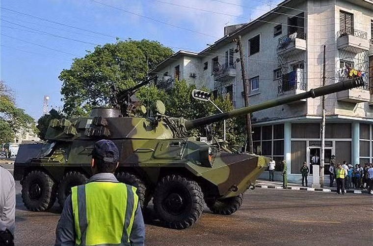 BTR-60 trang bị tháp pháo của xe tăng chiến đấu chủ lực T-54A với pháo nòng xoắn cỡ 100mm. Cải tiến này tạo ra cho Quân đội Cuba mẫu “xe tăng bánh lốp” cơ động cao. Nguồn ảnh: worldmilitaryintel