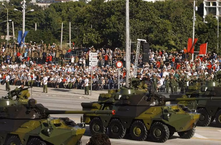 Một trong những loại vũ khí tự chế Quân đội Cuba thuộc hàng độc đáo nhất là việc cải tiến lắp các kiểu tháp pháo khác nhau lên khung gầm cơ sở xe thiết giáp chở quân BTR-60 huyền thoại. Các sửa đổi này biến BTR-60 trở thành xe tăng, xe chiến đấu bộ binh, pháo phòng không…Nguồn ảnh: worldmilitaryintel
