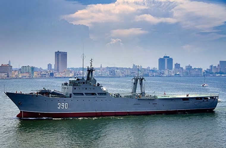 Đáng kinh ngạc nhất trong dàn vũ khí tự chế hải quân Cuba là việc biến tàu đánh cá trở thành "tàu hộ vệ tên lửa khủng". Theo đó, nước này đã mua lại hai tàu đánh cá dài 106mm từ Tây Ban Nha và cải tạo lại lắp vũ khí trở thành tàu chiến tên lửa phục vụ tuần tra bảo vệ biển đảo. Nguồn ảnh: Wikipedia