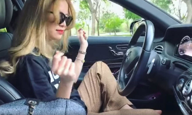  Hoàng Thùy Linh bị chỉ trích vì buông tay và đùa giỡn khi lái ôtô: Tháng 1/2019, trên trang cá nhân của mình, ca sĩ Hoàng Thùy Linh đã đăng tải clip lái xe trên đường. Tuy nhiên, ngay sau đó, Hoàng Thùy Linh bị chỉ trích khi vừa lái xe, vừa vắt chân lên ghế và thả vô lăng nhún nhảy theo điệu nhạc. Ngay sau khi đoạn clip được đăng tải, nhiều người hâm mộ đã&#x8; "quay lưng" với nữ ca sĩ.