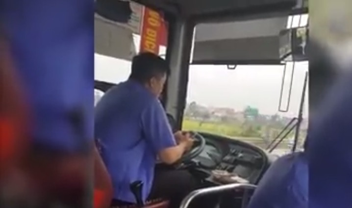 Sau khi xuất hiện clip trên, Thượng tá Nguyễn Thanh Phong, Trưởng phòng CSGT Công an tỉnh Bắc Ninh cho biết, đã mời tài xế lái xe buýt bằng khuỷu tay, hai tay liên tục dùng điện thoại nhắn tin, đọc báo lên làm việc. Từ kết quả buổi làm việc, đã có hình thức xử lý cụ thể đối với tài xế này.