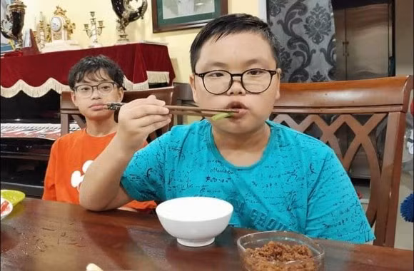 Dang anh con trai nhung bi noi giong 