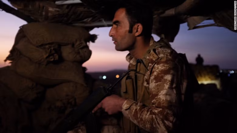 Một người chiến binh Peshmerga đang chiến đấu ở ngoại ô Mosul hôm 20/10/2016.