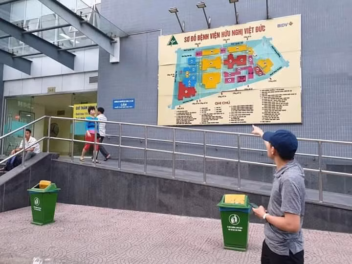 Dua me vao benh vien Viet Duc cap cuu, bi moc tui 40 trieu dong