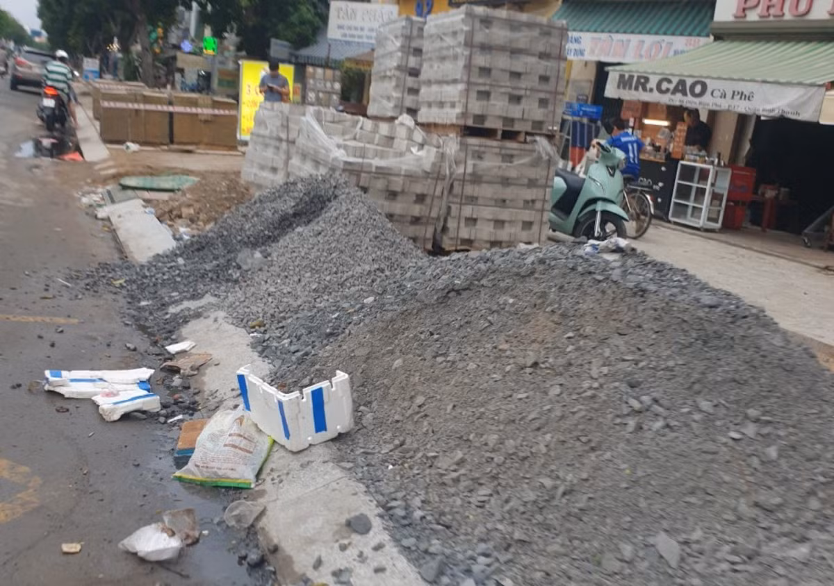 TPHCM: Vạn Thành Đạt đang làm gì tại vỉa hè đường Điện Biên Phủ? - Hình 8 TPHCM: Van Thanh Dat dang lam gi tai via he duong Dien Bien Phu?-Hinh-8