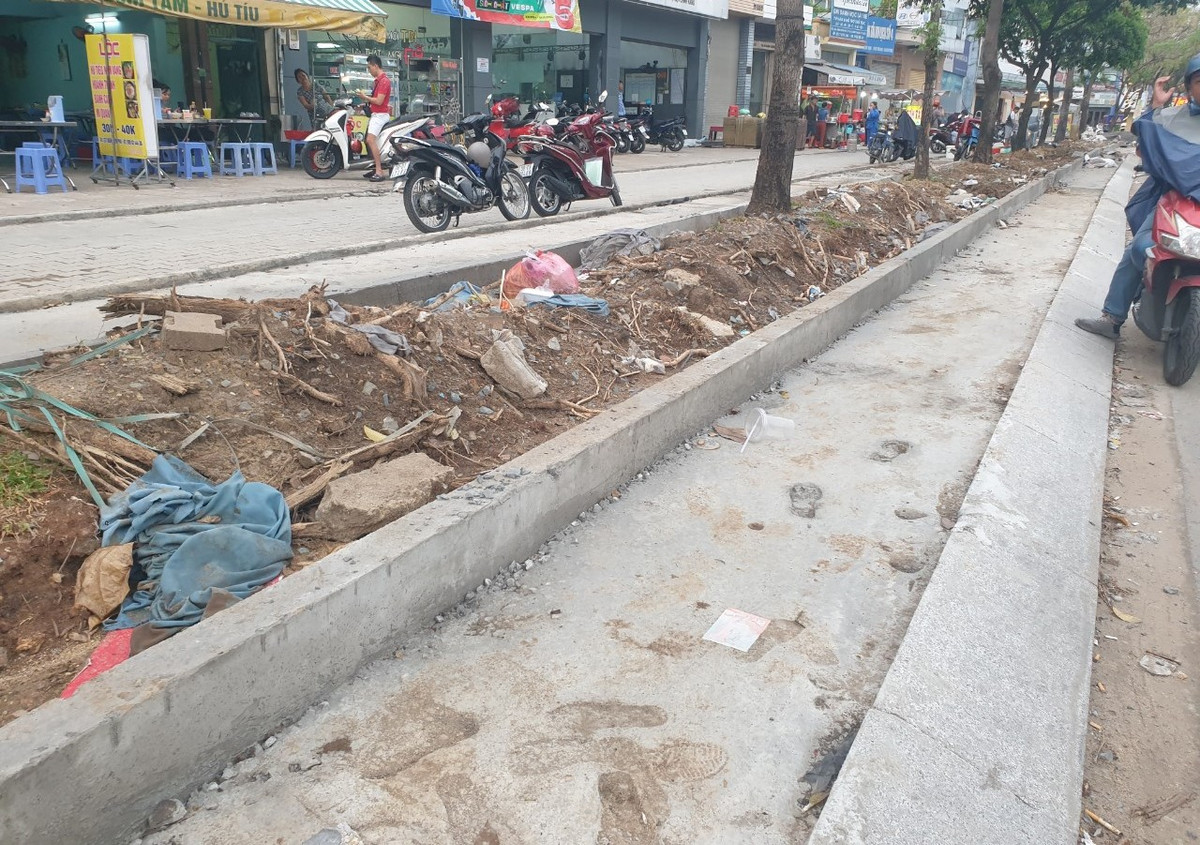 TPHCM: Van Thanh Dat dang lam gi tai via he duong Dien Bien Phu?-Hinh-3