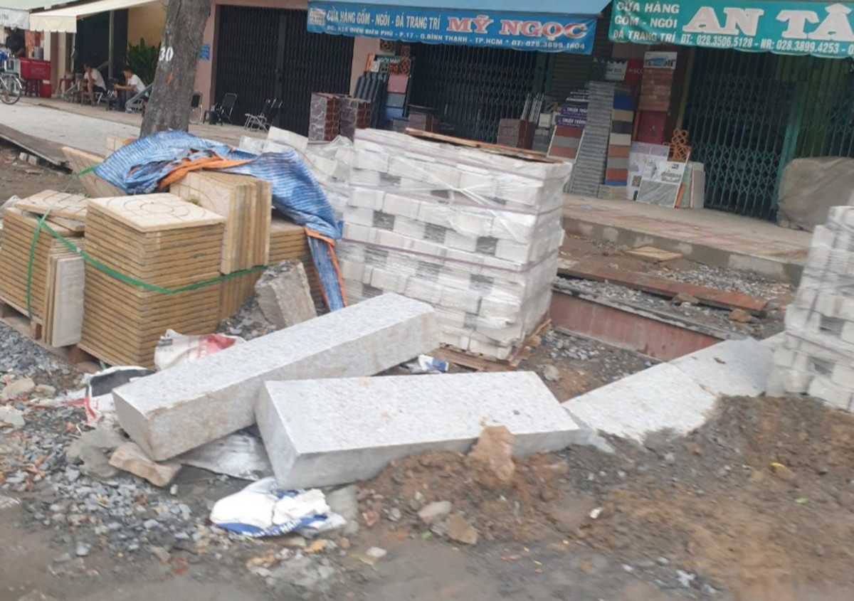 TPHCM: Van Thanh Dat dang lam gi tai via he duong Dien Bien Phu?-Hinh-7