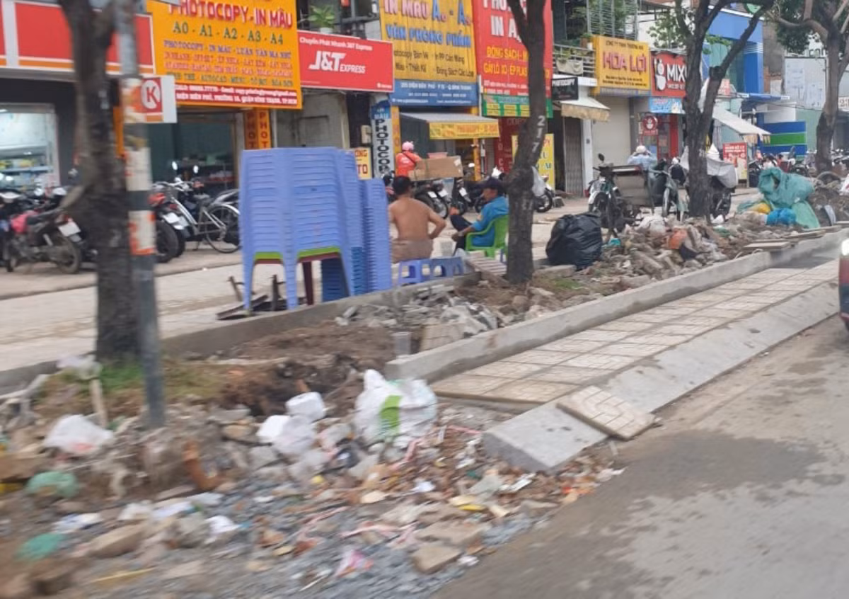 TPHCM: Vạn Thành Đạt đang làm gì tại vỉa hè đường Điện Biên Phủ? - Hình 6 TPHCM: Van Thanh Dat dang lam gi tai via he duong Dien Bien Phu?-Hinh-6