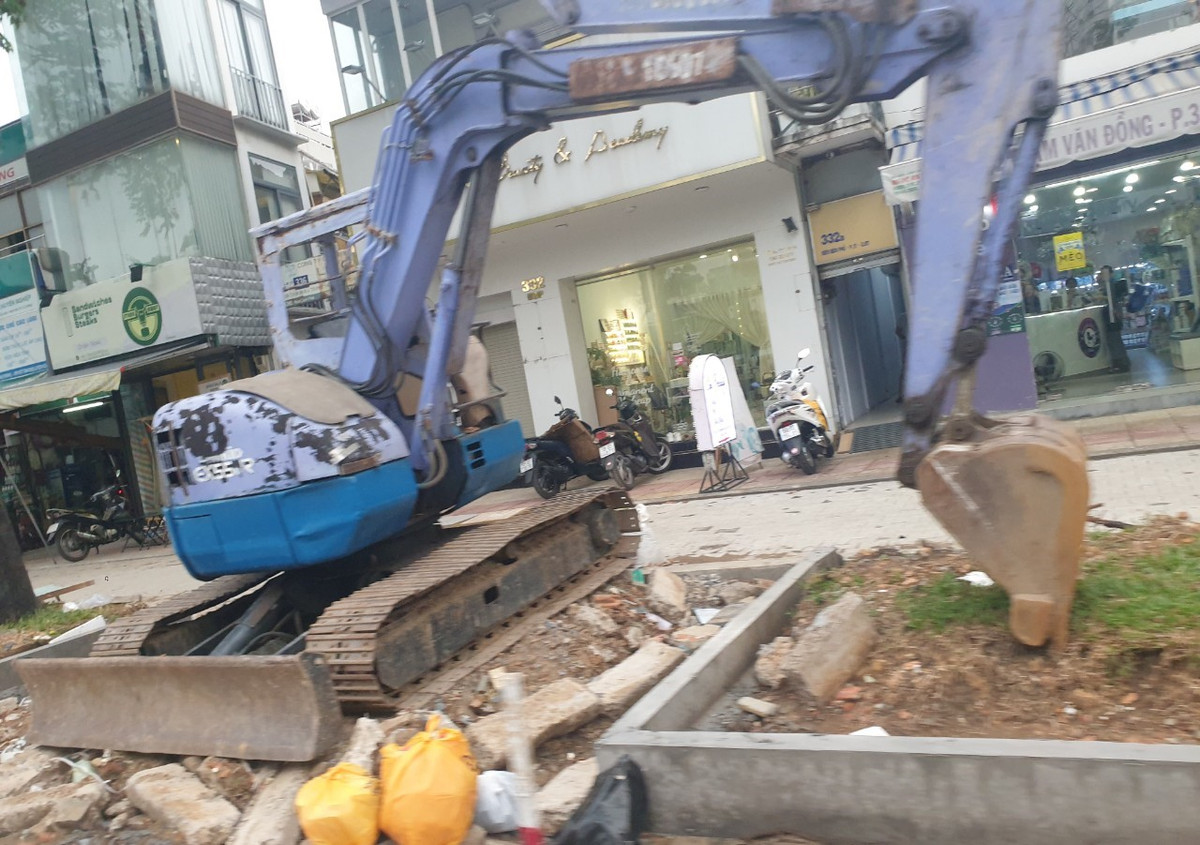 TPHCM: Van Thanh Dat dang lam gi tai via he duong Dien Bien Phu?-Hinh-11