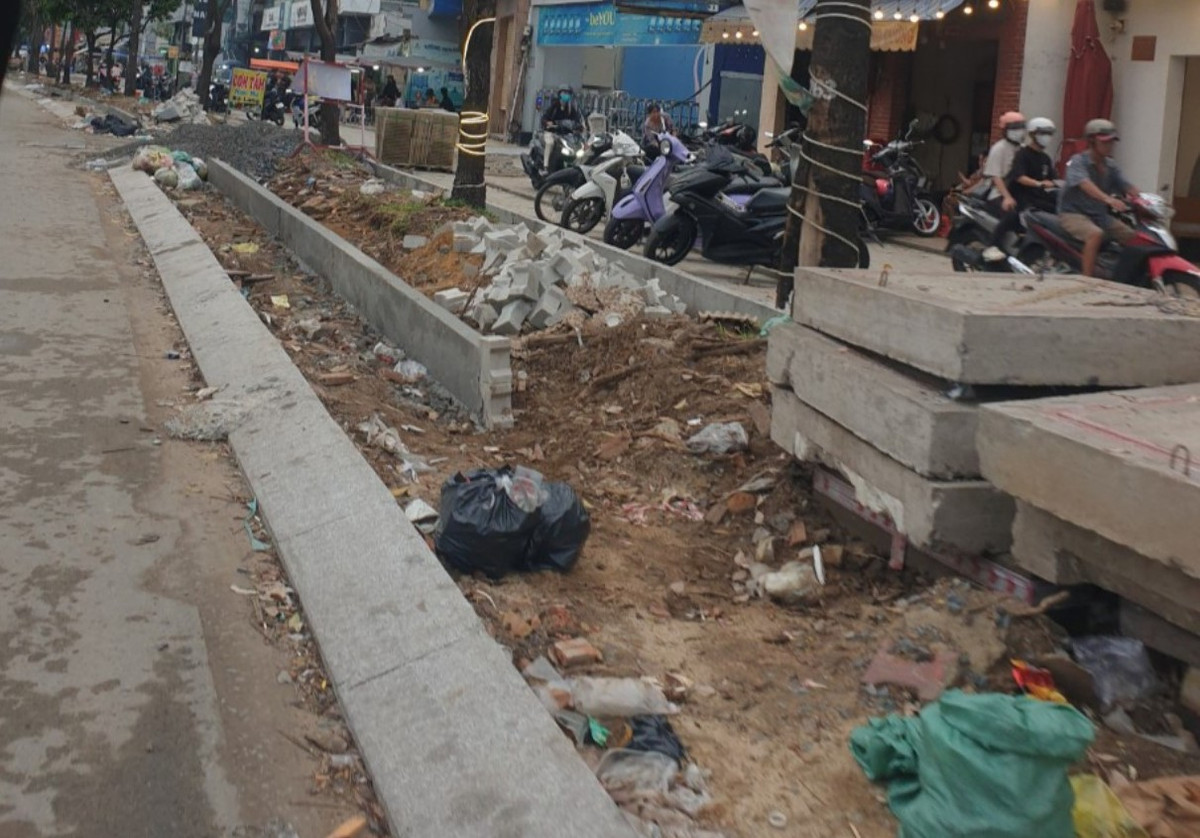 TPHCM: Van Thanh Dat dang lam gi tai via he duong Dien Bien Phu?-Hinh-4