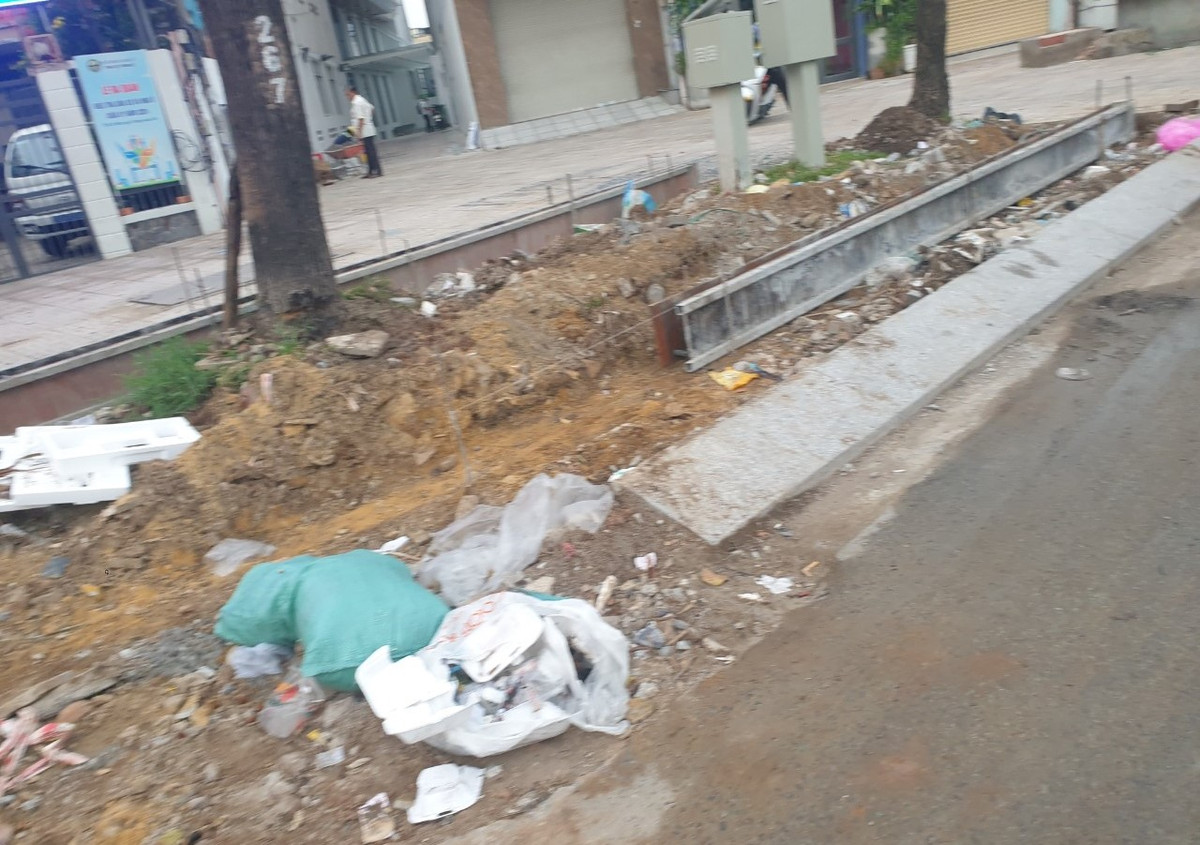 TPHCM: Van Thanh Dat dang lam gi tai via he duong Dien Bien Phu?