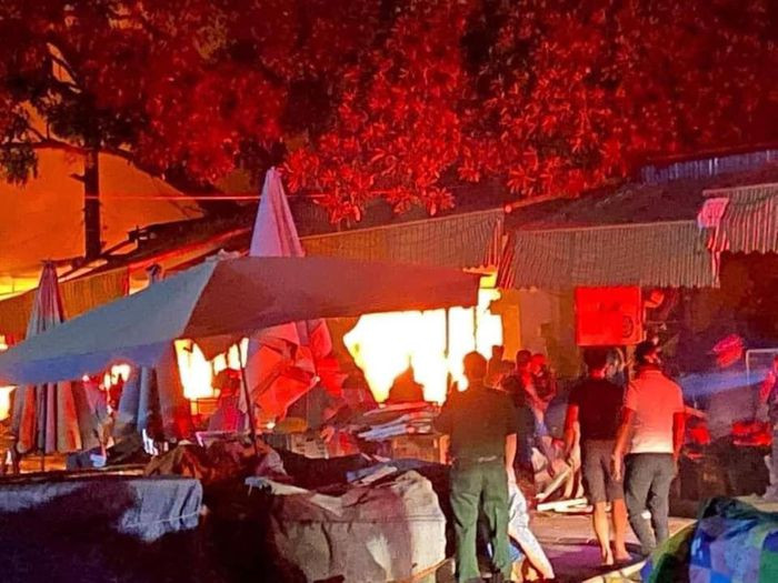  Cháy chợ Núi Đèo thiệt hại hàng chục tỷ đồng: Ngày 13/10, UBND huyện Thủy Nguyên (Hải Phòng) cho biết, vụ cháy chợ Núi Đèo xảy ra vào đêm 12/10, không gây thiệt hại về người nhưng tài sản của bà con tiểu thương chợ Núi Đèo bị thiêu rụi ước tính cả chục tỷ đồng. 