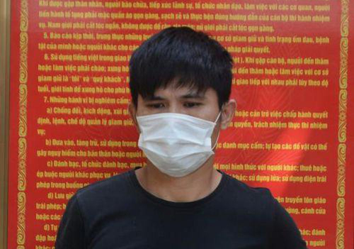 Tin nong 13/10: Mac vay, vao nha ve sinh cuop vang cua giao vien-Hinh-2