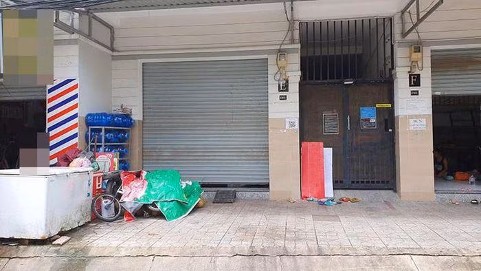  Đi lên cầu thang phòng trọ, hai anh em bị điện giật tử vong: Ngày 13/10, Công an TP Thủ Đức (TP HCM) cho biết, tối 12/10, tại một phòng trọ thuộc phường Phước Long B, V.H.K (SN 2004) thấy em là M. (SN 2009) đi lên cầu thang bị điện giật, K. chạy lên giữ lại nhưng cả 2 bị giật điện ngã xuống sàn. Dù được đưa tới bệnh viện cấp cứu nhưng cả 2 đã tử vong. 