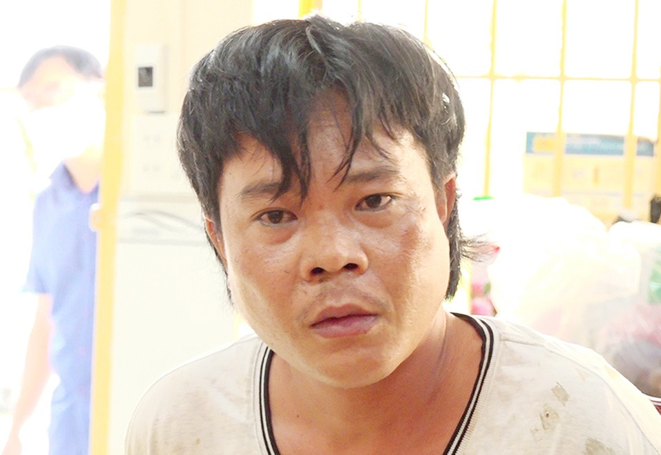  Người đàn ông "điên cuồng" đâm thương vong 3 người: Nguyễn Thanh Cường (34 tuổi, ngụ huyện Châu Thành, An Giang) sau khi dùng hung khí sắc nhọn sát hại bà Ca Thị Sang khi đang giặt quần áo. Cường đã đâm cha của nạn nhân này và một người hàng xóm trọng thương. Ngày 11/10, Cường đang bị Công an tỉnh An Giang tạm giữ. 