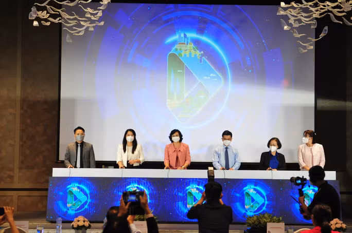 TP HCM tang voucher du lich cho luc luong tuyen dau chong dich COVID-19-Hinh-2