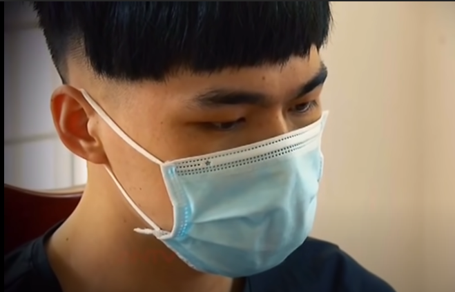 Mạnh dùng thủ đoạn cũ là thông qua ứng dụng Zalo để tìm bạn. Sau khi làm quen với L.T.T. và Cầm Thị T. (SN 2003, bạn hàng xóm của L.T.T. ở Sơn La) khi làm công nhân tại 1 khu công nghiệp tỉnh Bắc Ninh. Tại đây, 3 người ở ghép chung phòng trọ của Mạnh.