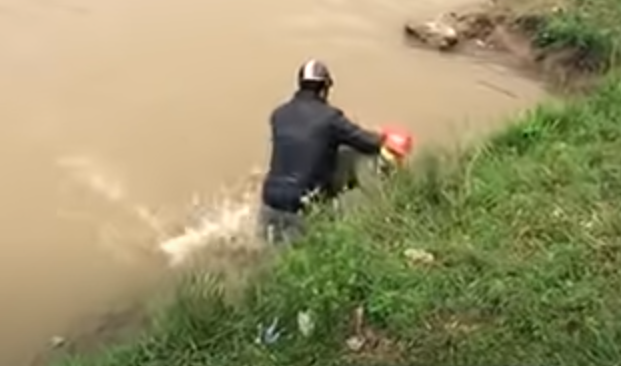 Lúc này, Thùy bảo phải đưa xe Airblade để trừ nợ, chị Liên bảo: "Làm gì mà quá đáng thế" sau đó hai bên giằng co nhau, chị Liên vung tay đập vào mặt Thùy. Vì tức giận Thùy rút dao đâm vào bụng bên trái của chị Liên, làm xe máy đổ xuống đường. Sau khi chị Liên ngã xuống kênh, Thùy vẫn cầm dao gây thương tích nghiêm trọng cho người bị hại…