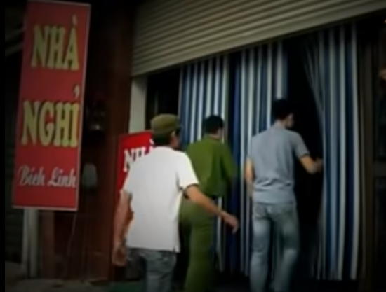 Theo điều tra, trước khi xảy ra vụ án nạn nhân có đi nhà nghỉ cùng một người đàn ông. Hàng chục trinh sát và điều tra viên tổ chức rà soát tại các nhà nghỉ trên địa bàn huyện Ninh Giang và các địa bàn lân cận như huyện Quỳnh Phụ, tỉnh Thái Bình…