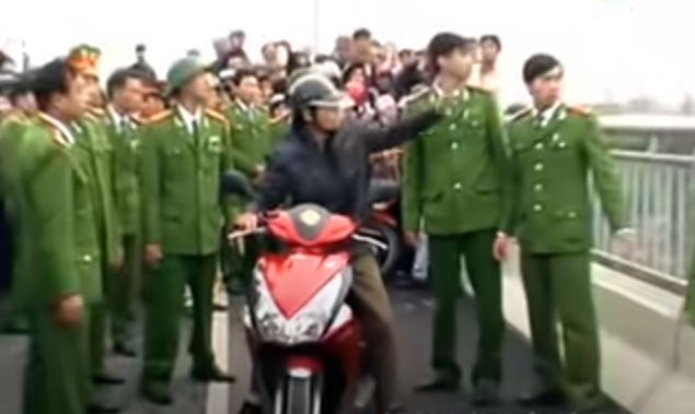 Sau khi gây án, Thùy đi xe máy Airblade sang Thái Bình. Khi đi qua cầu Hiệp thuộc địa phận xã Hưng Long, Ninh Giang, đối tượng ném dao xuống sông Luộc. Sau khi gây án, Thùy đi xe máy về quán sửa điện thoại ở thị trấn Quỳnh Côi sấy lại điện thoại sau đó sang nhà bên cạnh mua một bộ quần áo hết hơn 1 triệu đồng. 