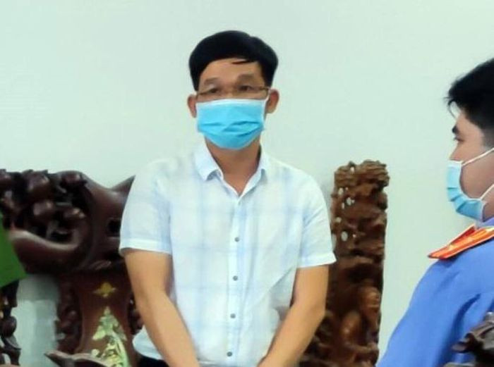  Chiếm giữ 7 quyển hóa đơn bán hàng rồi mang đi bán lẻ: Lê Xuân Phát (SN 1983, nguyên cán bộ Chi cục Thuế khu vực Ia Grai – Chư Pah) đã lợi dụng chức vụ là kế toán của chi cục thuế chiếm 7 quyển hóa đơn bán hàng để sử dụng, xuất bán lẻ, thu lợi bất chính trên 328 triệu đồng. Ngày 12/10, Phát bị Công an tỉnh Gia Lai bắt tạm giam.