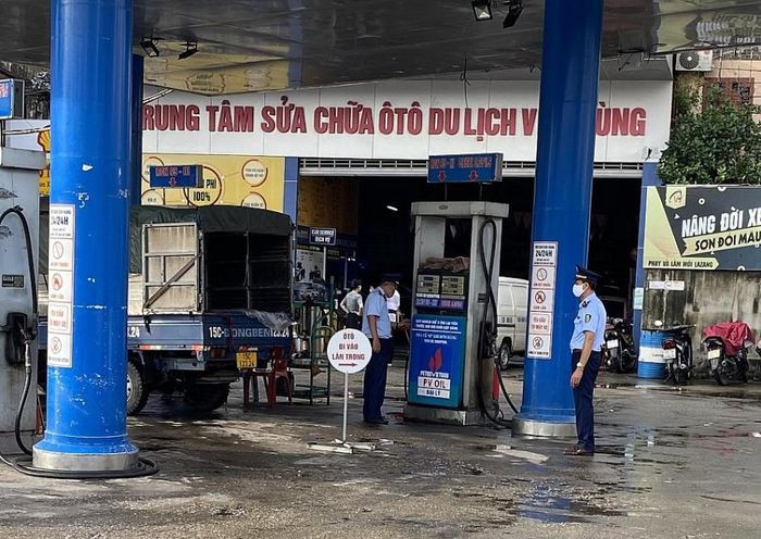  Một cửa hàng xăng dầu treo biển "mất điện" bị phạt 10 triệu đồng: Cục QLTT Hải Phòng vừa xử phạt vi phạm hành chính đối với cửa hàng xăng dầu Việt Hùng ở xã An Đồng, huyện An Dương, TP Hải Phòng với số tiền 10 triệu đồng về hành vi treo biển "mất điện" và chỉ bán không quá 50 nghìn đồng/xe máy.