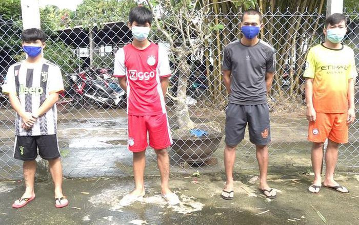  Hỗn chiến sau va chạm giao thông, 1 người bị chém lìa bàn tay: Sau mâu thuẫn nhỏ do va chạm giao thông, Bùi Minh Thuận (SN 2005), Nguyễn Minh Tiến (SN 1994), Bùi Lê Tánh (SN 2000) và Dương Huỳnh Nhật Linh (SN 1999) - cùng ngụ tỉnh An Giang mang theo nhiều hung khí chém Trịnh Đức Khoa (SN 2004) lìa bàn tay ở Công an huyện Thoại Sơn. Ngày 18/10, Công an Công an huyện Thoại Sơn cho biết vừa bắt tạm giam 4 đối tượng này. 