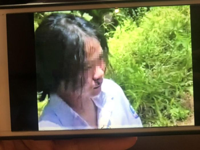  Nữ sinh lớp 7 bị đánh giữa đường: Ngày 18/10, mạng xã hội lan truyền đoạn clip dài hơn 1 phút ghi lại cảnh một nữ sinh mặc đồng phục trắng, bị một phụ nữ bắt quỳ giữa đồi thông. Được biết, sự việc xảy ra vào trưa 29/9, tại khu đồi thông Linh Cảm, xã Tùng Ảnh (huyện Đức Thọ, Hà Tĩnh). nNữ sinh bị đánh là T.K.V. (học sinh lớp 7, trường THCS Lê Hồng Phong). 