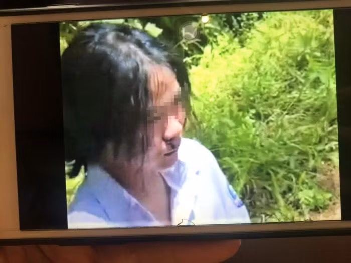  Nữ sinh lớp 7 bị đánh giữa đường: Ngày 18/10, mạng xã hội lan truyền đoạn clip dài hơn 1 phút ghi lại cảnh một nữ sinh mặc đồng phục trắng, bị một phụ nữ bắt quỳ giữa đồi thông. Được biết, sự việc xảy ra vào trưa 29/9, tại khu đồi thông Linh Cảm, xã Tùng Ảnh (huyện Đức Thọ, Hà Tĩnh). nNữ sinh bị đánh là T.K.V. (học sinh lớp 7, trường THCS Lê Hồng Phong). 