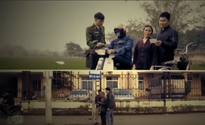 Ban chuyên án cũng cử trinh sát truy tìm nghi vấn từ vật chứng là gần 3 triệu đồng, chiếc nhẫn màu vàng có đính đá và chiếc điện thoại mà chị cũng mới mua lúc 13h30 cùng ngày. Mặc dù là những ngày cận Tết, các trinh sát vẫn có mặt ở từng con ngõ của TP Sông Công để xác minh những đối tượng hình sự, cờ bạc, nghiện hút và chú ý cả những đối tượng vãng lai chưa về quê ăn tết để tìm ra manh mối hung thủ; rà soát cả những điểm cầm cố vàng, mua bán điện thoại cũ trên địa bàn. Hàng trăm đối tượng tình nghi được rà soát và loại đi khi có căn cứ xác đáng…