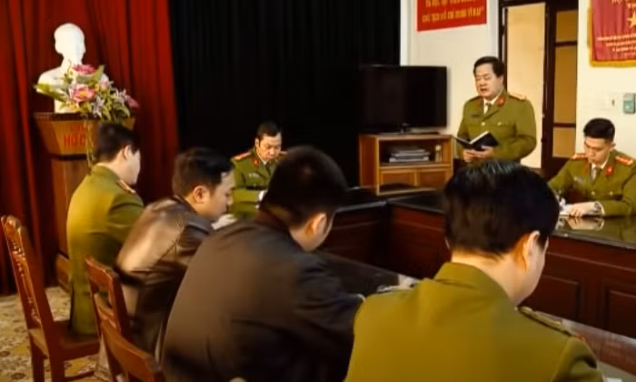 Nhận tin báo, Công an TP Sông Công, Thái Nguyên phối hợp các lực lượng chức năng tổ chức đưa nạn nhân đi cấp cứu, phối hợp bảo vệ hiện trường. Xác định đây là vụ án nghiêm trọng, lại xảy ra giáp Tết nên lực lượng Công an nhanh chóng tập trung lực lượng điều tra.