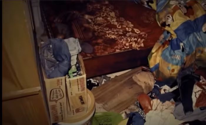 Được biết, chị Vân Anh có con riêng, chồng đã ly hôn. Nhà chị ở khá biệt lập trong khu vực hẻo lánh, ít có quan hệ với người xung quanh, vụ án xảy ra ban đêm, không có nhân chứng. Tại thời điểm CQĐT có mặt, cả 2 mẹ con chị Vân Anh đều bất tỉnh nên không cung cấp được thông tin nên công tác điều tra ban đầu gặp rất nhiều khó khăn.