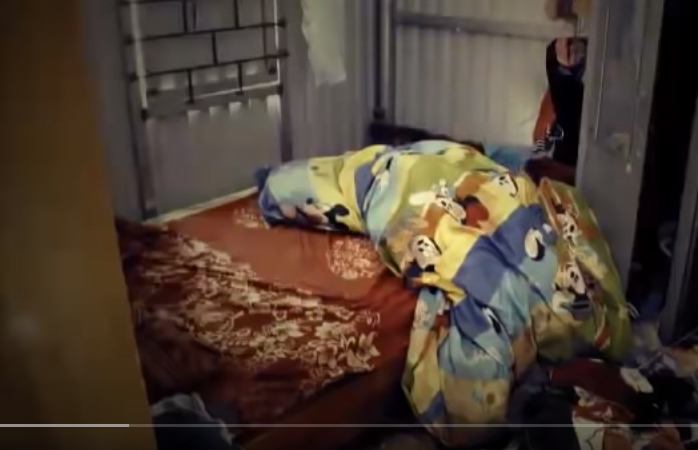 Tại hiện trường, đồ đạc bị xáo trộn, nhiều vết máu vương vãi khắp nơi. Đặc biệt, chị Vân Anh còn có dấu hiệu bị hiếp dâm. Căn cứ dấu vết thu thập được tại hiện trường, lực lượng Kỹ thuật hình sự xác định, đây là vụ án giết người, cướp của, hiếp dâm, bởi ngoài việc mẹ con chị Vân Anh bị đánh nhiều nhát vào đầu gây thương tích nặng, nạn nhân còn bị mất 1 nhẫn vàng tây, 1 điện thoại di động và gần 3 triệu đồng.