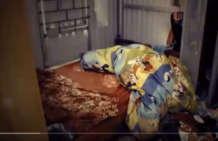 Tại hiện trường, đồ đạc bị xáo trộn, nhiều vết máu vương vãi khắp nơi. Đặc biệt, chị Vân Anh còn có dấu hiệu bị hiếp dâm. Căn cứ dấu vết thu thập được tại hiện trường, lực lượng Kỹ thuật hình sự xác định, đây là vụ án giết người, cướp của, hiếp dâm, bởi ngoài việc mẹ con chị Vân Anh bị đánh nhiều nhát vào đầu gây thương tích nặng, nạn nhân còn bị mất 1 nhẫn vàng tây, 1 điện thoại di động và gần 3 triệu đồng.