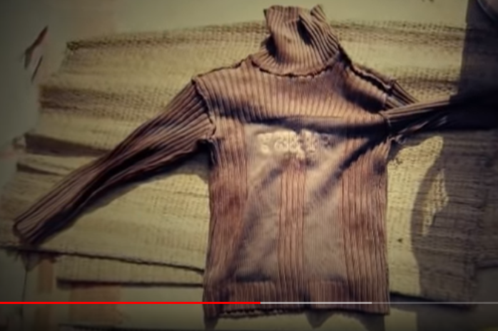 Quá trình điều tra, trinh sát đặc biệt chú ý đến một chiếc áo len để lại hiện trường, trên 2 cánh tay áo có vết máu. Tập trung rà soát, cùng phát động phong trào toàn dân tố giác tội phạm, các trinh sát nhận được nguồn tin quý báu về chủ nhân chiếc áo này.