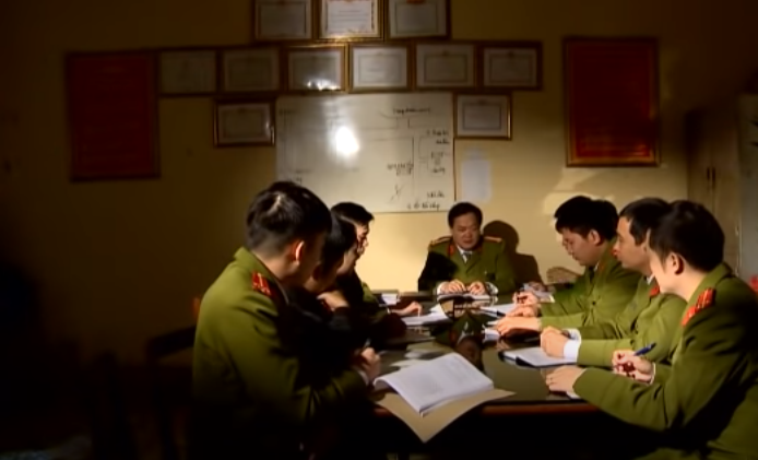 Nhưng quan trọng hơn cả là chiếc điện thoại di động, chiếc nhẫn vàng - tang vật vụ án hiện đang ở đâu, tiêu thụ đi nơi khác hay vẫn còn trên địa bàn tỉnh Thái Nguyên? Đây chính là manh mối nhằm tiết lộ hung thủ. Rất nhiều mũi trinh sát lại tiếp tục được tung ra. Ban chuyên án nhận định, có thể hung thủ không phải là người trên địa bàn tỉnh Thái Nguyên.