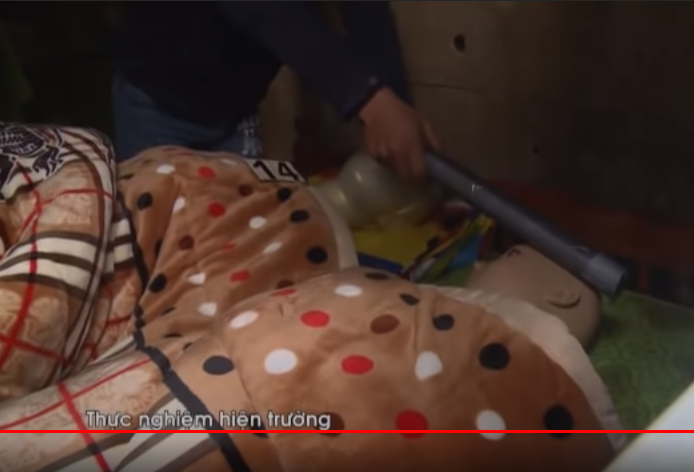 Lúc này, con trai chị Vân Anh thức giấc, hắn lại đập liên tiếp vào đầu cháu bé. Thấy cả hai nạn nhân bất tỉnh, hắn đã thực hiện hành vi đồi bại với nạn nhân rồi bỏ trốn khỏi hiện trường… Gần nửa năm sau ngày gây án, Đới Văn Quảng đã phải nhận mức án 30 năm tù giam cho cả 3 tội danh mà hắn đã gây ra.