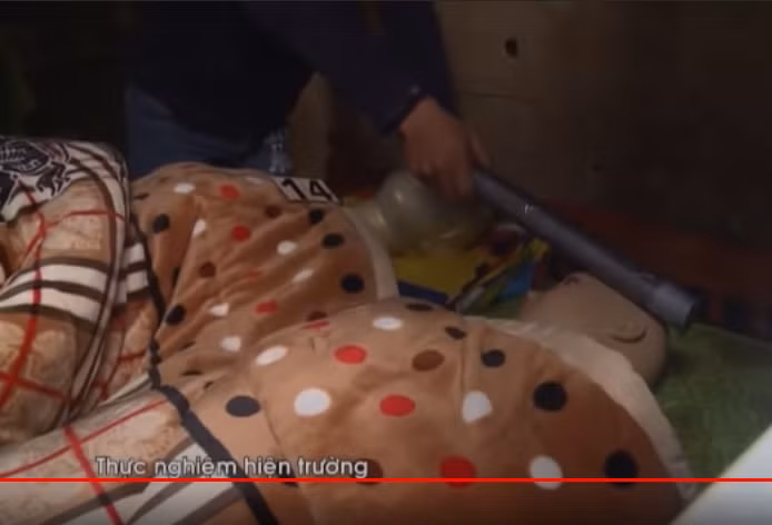 Lúc này, con trai chị Vân Anh thức giấc, hắn lại đập liên tiếp vào đầu cháu bé. Thấy cả hai nạn nhân bất tỉnh, hắn đã thực hiện hành vi đồi bại với nạn nhân rồi bỏ trốn khỏi hiện trường… Gần nửa năm sau ngày gây án, Đới Văn Quảng đã phải nhận mức án 30 năm tù giam cho cả 3 tội danh mà hắn đã gây ra.