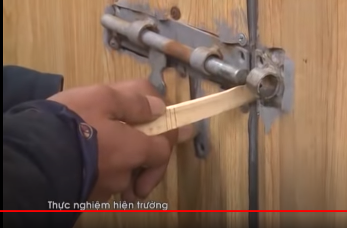 Trên đường đi ra, Đới Văn Quảng nhìn thấy 2 mẹ con chị Vân Anh ở khu vực vắng nên nảy sinh ý định cướp tài sản. Đợi đến 23h đêm đó, hắn dùng thanh gỗ cạy cửa, đột nhập vào nhà lục soát lấy đi tài sản của người mẹ đơn thân. Khi bị chị Vân Anh phát hiện, truy hô, hắn liền dùng thanh sắt đánh liên tiếp vào đầu, vào mặt chị. 