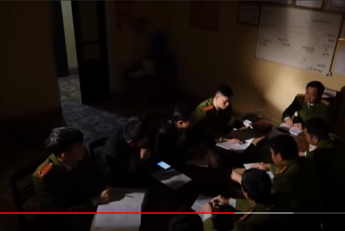 Như vậy, kẻ tình nghi đã bị loại khỏi, còn hung thủ thực sự là ai? Ban chuyên án đã triệu tập một cuộc họp bất thường nhằm truy ngược lại quá trình điều tra xem có điểm mấu chốt nào chưa được làm rõ. Tất cả các điều tra viên, trinh sát đều nhận định, hung thủ cực kì tinh vi, xảo quyệt, quá trình gây án đều không để lại bất kì dấu vết gì. Hắn tính toán kĩ lưỡng từng thời gian, địa điểm và khu vực nhằm đánh lạc hướng điều tra.