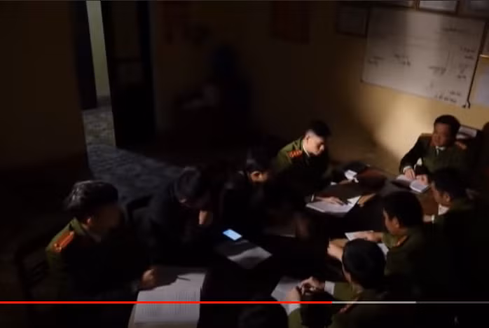 Như vậy, kẻ tình nghi đã bị loại khỏi, còn hung thủ thực sự là ai? Ban chuyên án đã triệu tập một cuộc họp bất thường nhằm truy ngược lại quá trình điều tra xem có điểm mấu chốt nào chưa được làm rõ. Tất cả các điều tra viên, trinh sát đều nhận định, hung thủ cực kì tinh vi, xảo quyệt, quá trình gây án đều không để lại bất kì dấu vết gì. Hắn tính toán kĩ lưỡng từng thời gian, địa điểm và khu vực nhằm đánh lạc hướng điều tra.