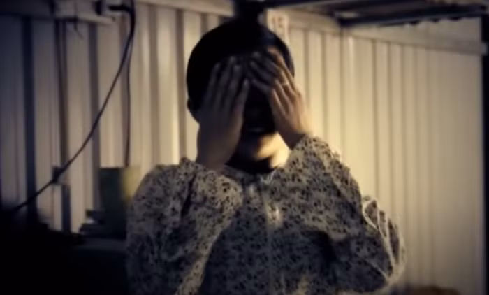 Đưa tay đẩy cửa, chị bàng hoàng phát hiện chị gái mình là Nguyễn Thị Vân Anh (SN 1986) và cháu trai Trần Văn V. (SN 2007) nằm bất tỉnh trên giường, vết máu vương vãi khắp nơi. Chị L. vội vàng chạy đi tìm người giúp đỡ.