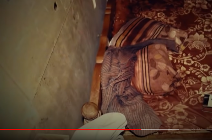 Công an mời chủ nhân chiếc áo lên lên làm việc, người này thừa nhận có mối quan hệ tình cảm với chị Vân Anh và đặc biệt tỏ ra hết sức hoảng sợ, lo lắng. Tuy nhiên, khi tiến hành xét nghiệm ADN của người này lại không phù hợp với mẫu ADN thu được tại hiện trường. Vụ án tưởng đã được làm rõ, nhưng khi có kết quả xét nghiệm ADN thì lại rơi vào bế tắc.