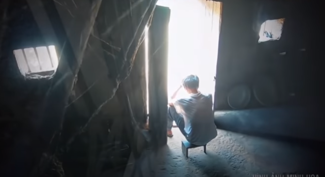 Trước đây, mỗi lúc rượu vào thì đối tượng đập phá nhà cửa đánh vợ chửi con. Đến khi tỉnh thì lại thì lại ân hận, người dân trong bản nhận xét, Cao khi không có rượu trong người thì là hàng xóm tốt. Thế nhưng khi có rượu vào, Cao bỗng biến thành con quỷ mất hết nhân tính.