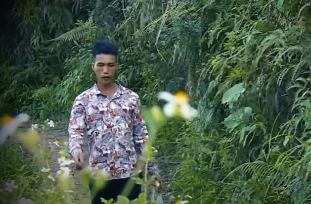 Thương con bao nhiêu, anh Sắc càng tự trách bản thân mình bấy nhiêu. Anh Sắc tâm sự, giá như anh không bỏ 2 đứa trẻ bơ vơ ở nhà đi tha hương cầu thực, giá như trước khi anh đi làm xa anh thay cho con ổ khoá cửa bếp mới thì có lẽ mọi chuyện không đau buồn đến thế. (Ảnh cắt trong clip minh họa, dựng lại vụ án)