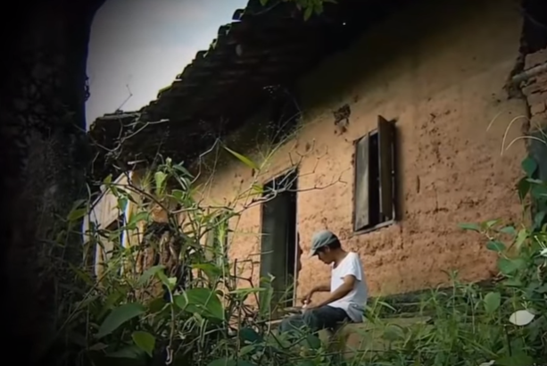 Mỗi lần say rượu thì Cao thường ngủ tại nơi nhà hoang cạnh nhà anh Lý Văn Sắc ở cùng thôn. Thời gian này khi biết anh Sắc đi làm thuê ở bên Trung Quốc, ở nhà chỉ có 2 đứa trẻ là cháu Lý Thị L. (11 tuổi) và cháu Lý Văn T. (13 tuổi). Đêm 11/1/2019, sau khi uống hết chai rượu, Cao cảm thấy trong người bức bối, hắn đi ra ngôi nhà hoang để ngủ. Khi đi ngang qua nhà anh Sắc, hắn đã nghĩ đến cháu L. (11 tuổi).